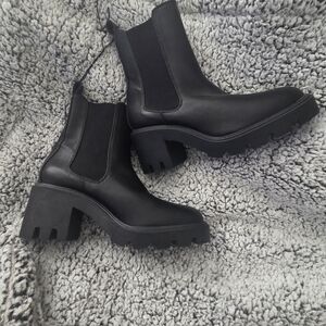 Billini “Ireland” Black Chelsea Boots Size: 8